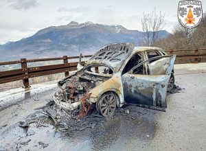 Auto incendiata