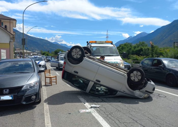 Auto ribaltata in via Caduti del lavoro