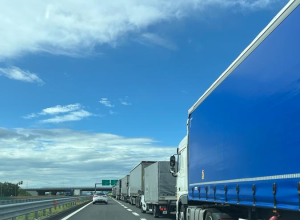 Autostrada tir incolonnati