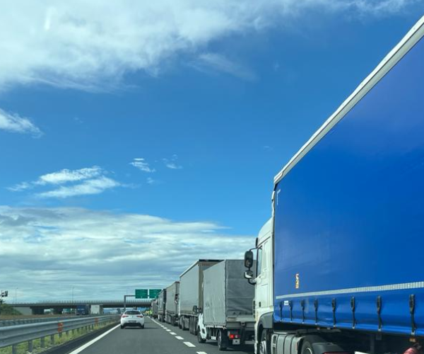 Autostrada tir incolonnati