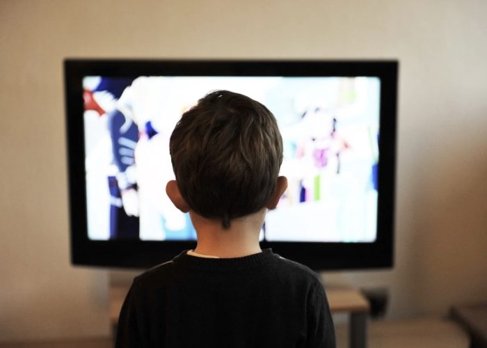 Bambini bambino tv televisione scuola didattica a distanza