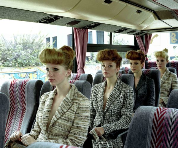 Maria Vittoria Backhaus, Bus, 2000, Milano, 150 cm × 200 cm, Pellicola negativa a colori poi digitalizzata, di Maria Vittoria Backhaus.