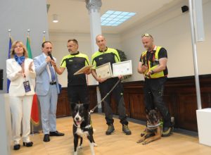 La benemerenza conferita all’Unità cinofila del Corpo valdostano dei Vigili del Fuoco e al cane operativo Teo
