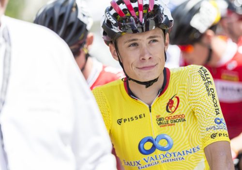 Il favorito del Giro d’Italia nel 2018 vestì la maglia di leader del Giro della Valle per un solo giorno: qui al foglio firma alla partenza della seconda frazione da Rhemes-Saint-Georges
