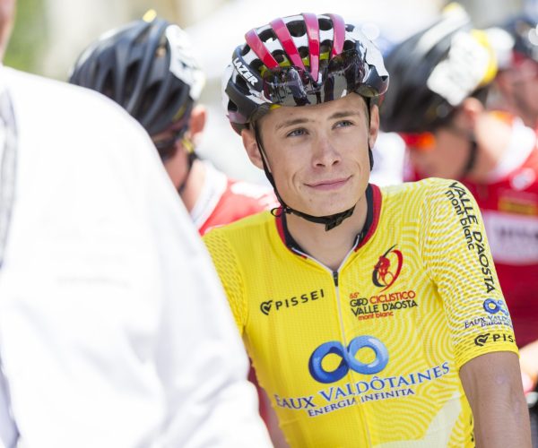 Il favorito del Giro d’Italia nel 2018 vestì la maglia di leader del Giro della Valle per un solo giorno: qui al foglio firma alla partenza della seconda frazione da Rhemes-Saint-Georges
