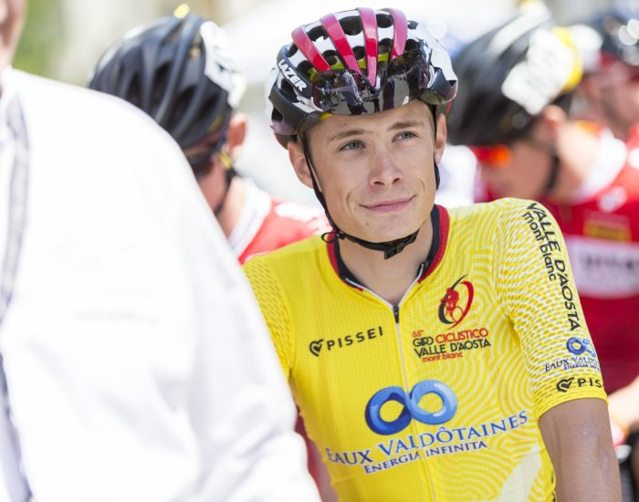 Il favorito del Giro d’Italia nel 2018 vestì la maglia di leader del Giro della Valle per un solo giorno: qui al foglio firma alla partenza della seconda frazione da Rhemes-Saint-Georges