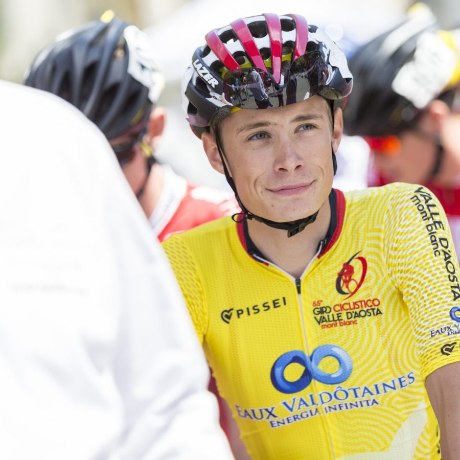 Il favorito del Giro d’Italia nel 2018 vestì la maglia di leader del Giro della Valle per un solo giorno: qui al foglio firma alla partenza della seconda frazione da Rhemes-Saint-Georges