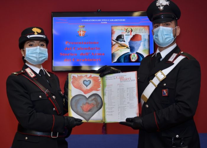 Due militari del Gruppo Aosta mostrano il calendario.