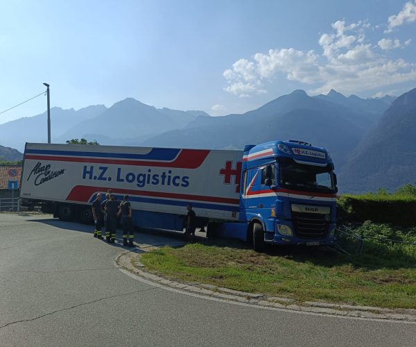 Camion incastrato a Quart