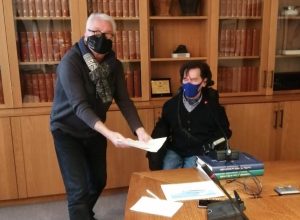 Candido Henry viceprsidente del Comitato ValléeSanté consegna petizione al Presidente del Consiglio Albert Bertin