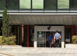 I Carabinieri arrivano alla sede di Finaosta