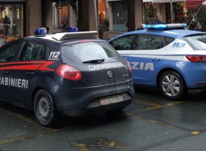 Equipaggi di Carabinieri e Polizia (foto d'archivio).