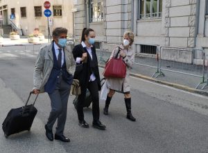 Monica Carcea (in mezzo) con i suoi difensori.