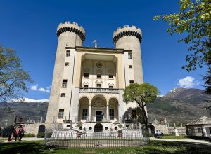 Castello di Aymavilles primavera