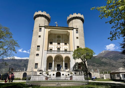 Castello di Aymavilles primavera