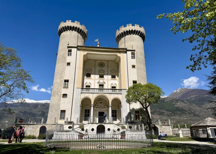 Castello di Aymavilles primavera