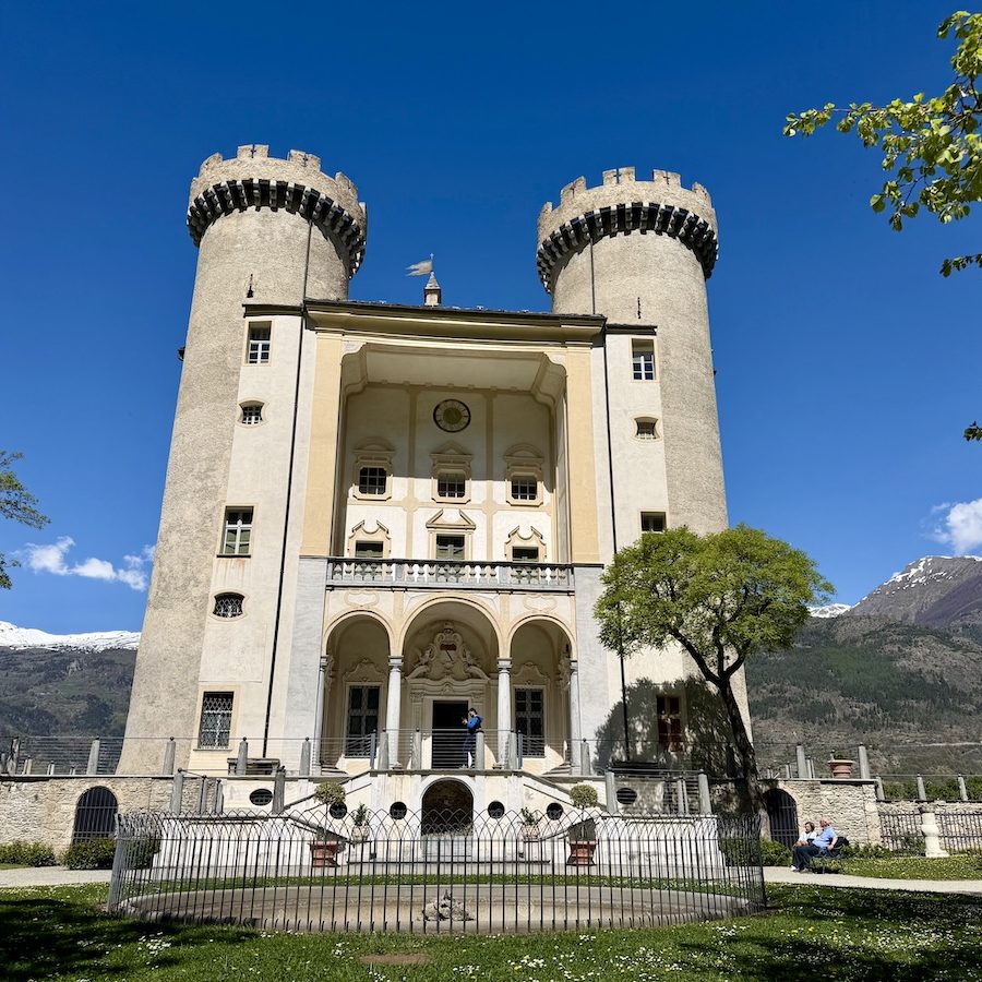 Castello di Aymavilles primavera