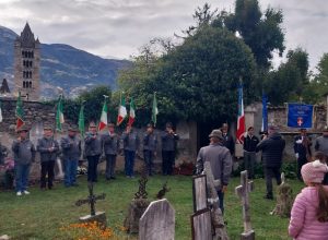 La cerimonia all’antico cimitero La cerimonia all'antico cimitero