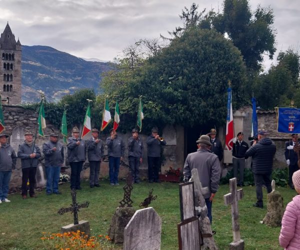 La cerimonia all'antico cimitero