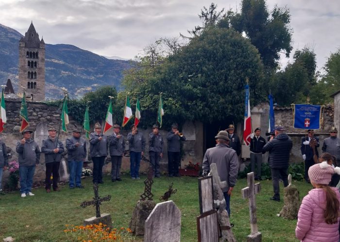 La cerimonia all’antico cimitero La cerimonia all'antico cimitero