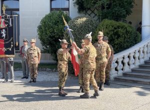 Il passaggio della bandiera tra i generali Cavicchioli e Di Somma