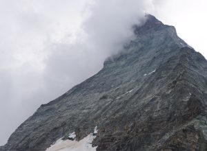 La parte sommitale del Cervino, dal versante elvetico.