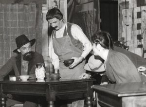 Un momento dello spettacolo della 15ª edizione dello Charaban, presentato al Teatro Giacosa di Aosta nel 1978. Si riconoscono gli attori Giorgio Celesia e Mile Danna.