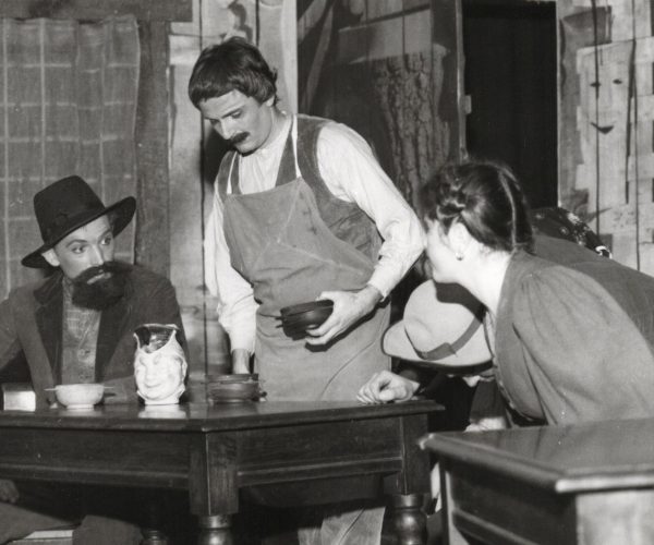 Un momento dello spettacolo della 15ª edizione dello Charaban, presentato al Teatro Giacosa di Aosta nel 1978. Si riconoscono gli attori Giorgio Celesia e Mile Danna.