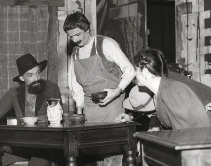 Un momento dello spettacolo della 15ª edizione dello Charaban, presentato al Teatro Giacosa di Aosta nel 1978. Si riconoscono gli attori Giorgio Celesia e Mile Danna.