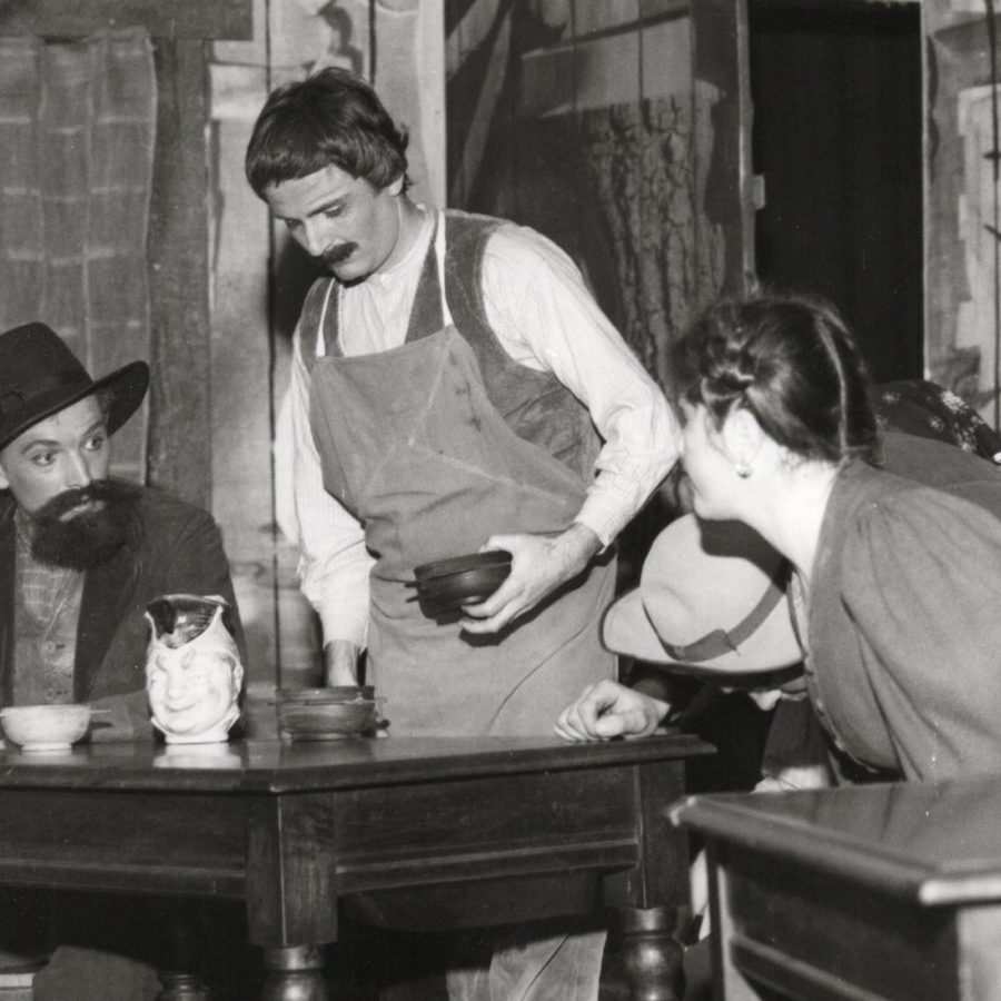 Un momento dello spettacolo della 15ª edizione dello Charaban, presentato al Teatro Giacosa di Aosta nel 1978. Si riconoscono gli attori Giorgio Celesia e Mile Danna.