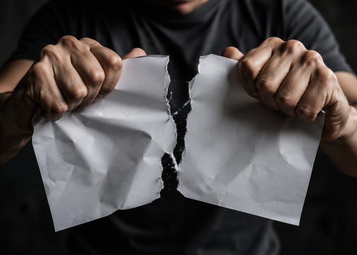 foglio spezzato - immagine generata dall'AI