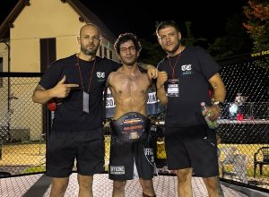 Cintura di Rami Ghrairi a sinistra Andrea Ladu e sulla destra Emanuele Zardo