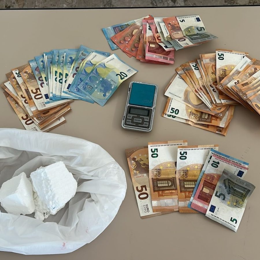 Cocaina e soldi sequestrati alla enne