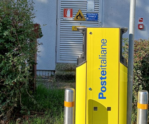 Una colonnina di ricarica delle Poste