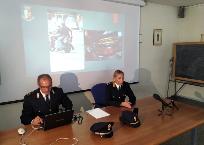 Il commissario capo Cognigni (dx) e l'ispettore superiore Tosetti in conferenza stampa.