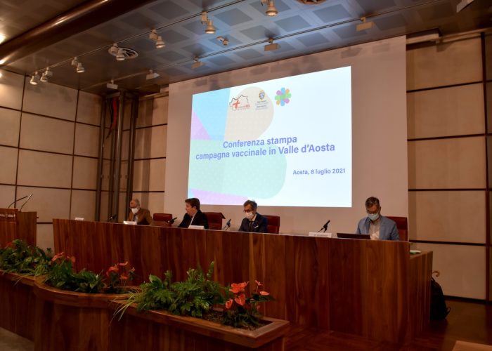 La conferenza stampa sulla campagna vaccinale anti Covid