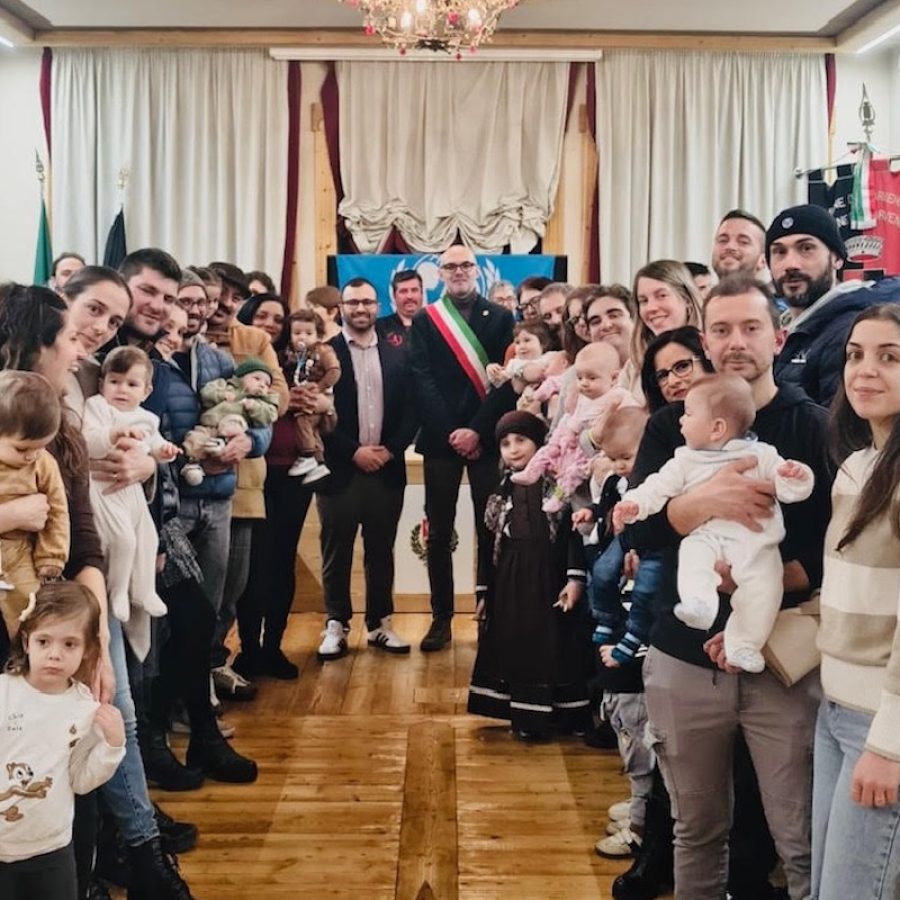 La consegna dei box bebè ai nuovi nati a Charvensod