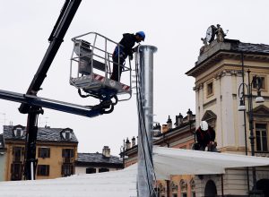 Costruzione dell'albero di Natale in Piazza Chanoux