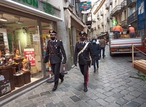 Una pattuglia dell'Arma a piedi.