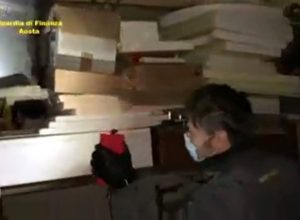 Una delle perquisizioni eseguite nell'operazione.