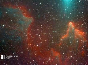 La nebulosa a emissione IC63 nella costellazione di Cassiopea ripresa dalle piazzole dell’Osservatorio Astronomico della Regione Autonoma Valle d’Aosta. Cortesia Damiano Cesaro per la Fondazione C. Fillietroz-ONLUS