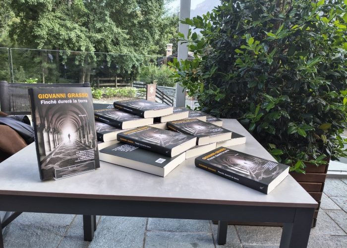 Copie del romanzo Finché durerà la terra di Giovanni Grasso