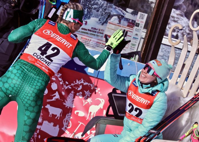 Coppa del Mondo di Sci a Cogne km femminile - Elisa Brocard da il cinque  alla vincitrice Kerttu Niskanen