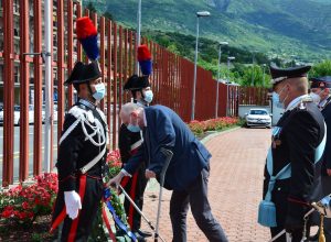 La posa della corona nel cortile del Comando regionale.