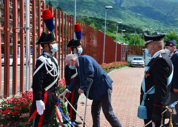 La posa della corona nel cortile del Comando regionale.