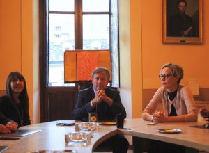 Cristina Galassi e Jeannette Migliorin. Al centro il Sindaco Fulvio Centoz