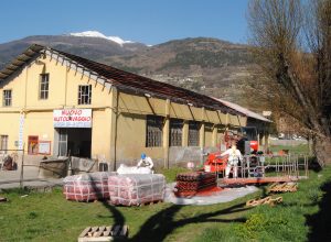 Gli operai al lavoro per lo smaltimento della copertura di amianto dell'autolavaggio