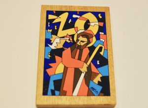 Il ciondolo con l'opera di Ugo Nespolo