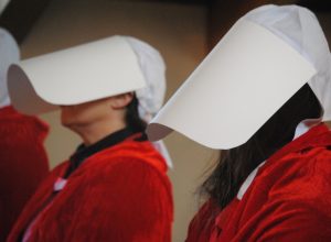 La protesta delle ancelle in Consiglio comunale