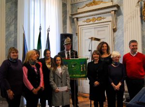 La consegna dei fondi raccolti dall'Ana durante il Marché